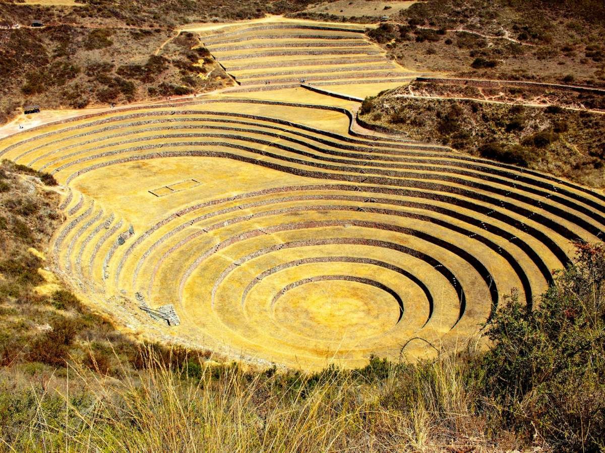 Día 9: Maras, Moray, Tradición Textil en Chinchero y Vuelo de Salida