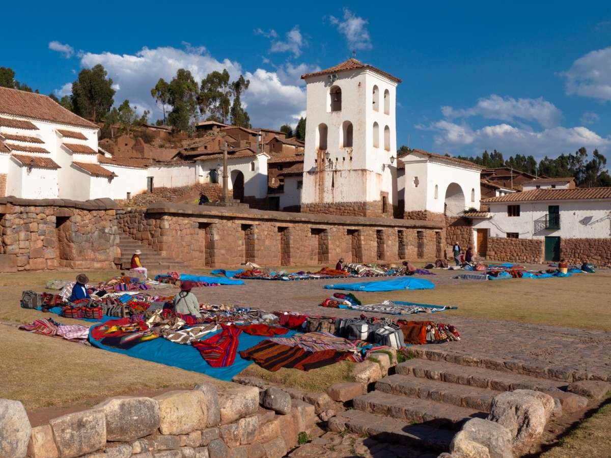 Día 5: Cultura en Chinchero, Laboratorios de Moray, Salineras de Maras y Viaje a Aguas Calientes