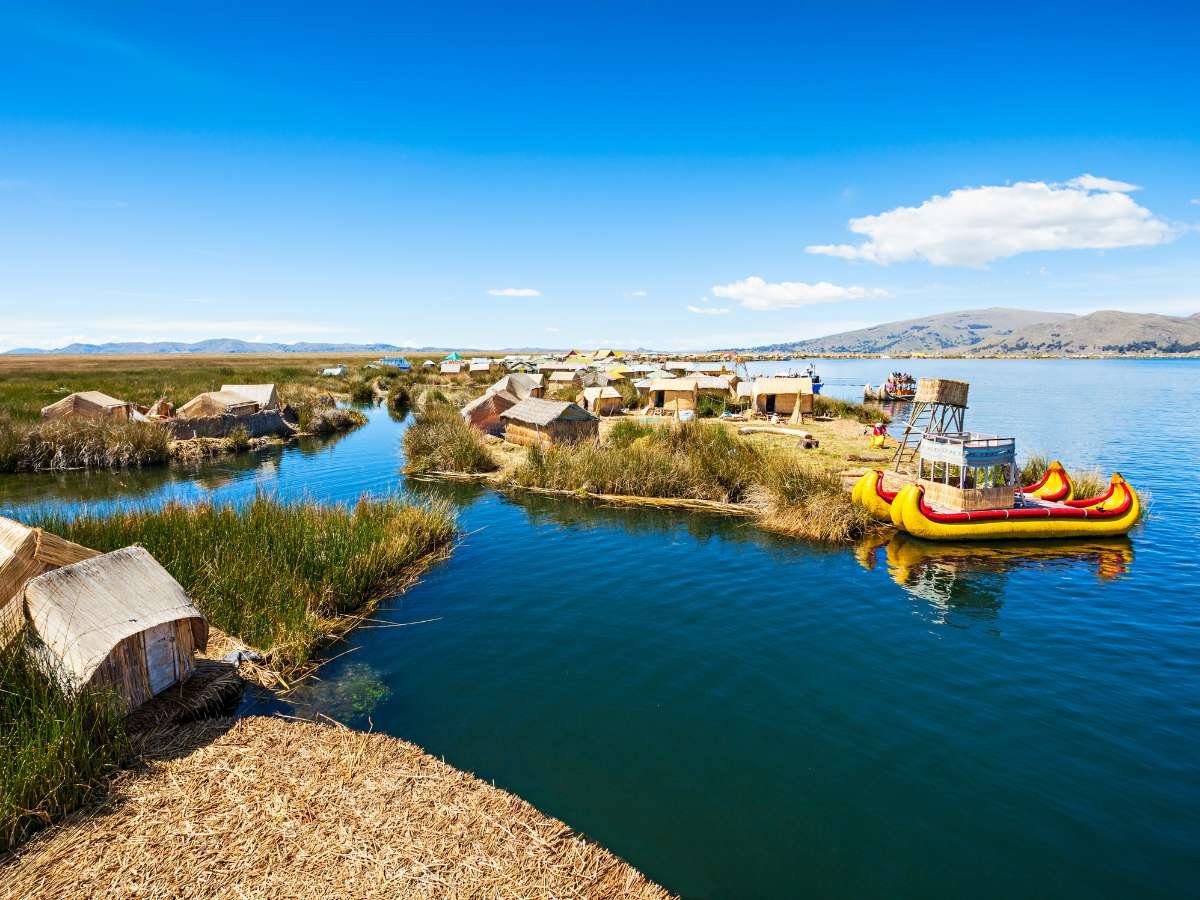 Día 10: Navegación en Bote Veloz por el Lago Titicaca: Islas de Uros y Taquile